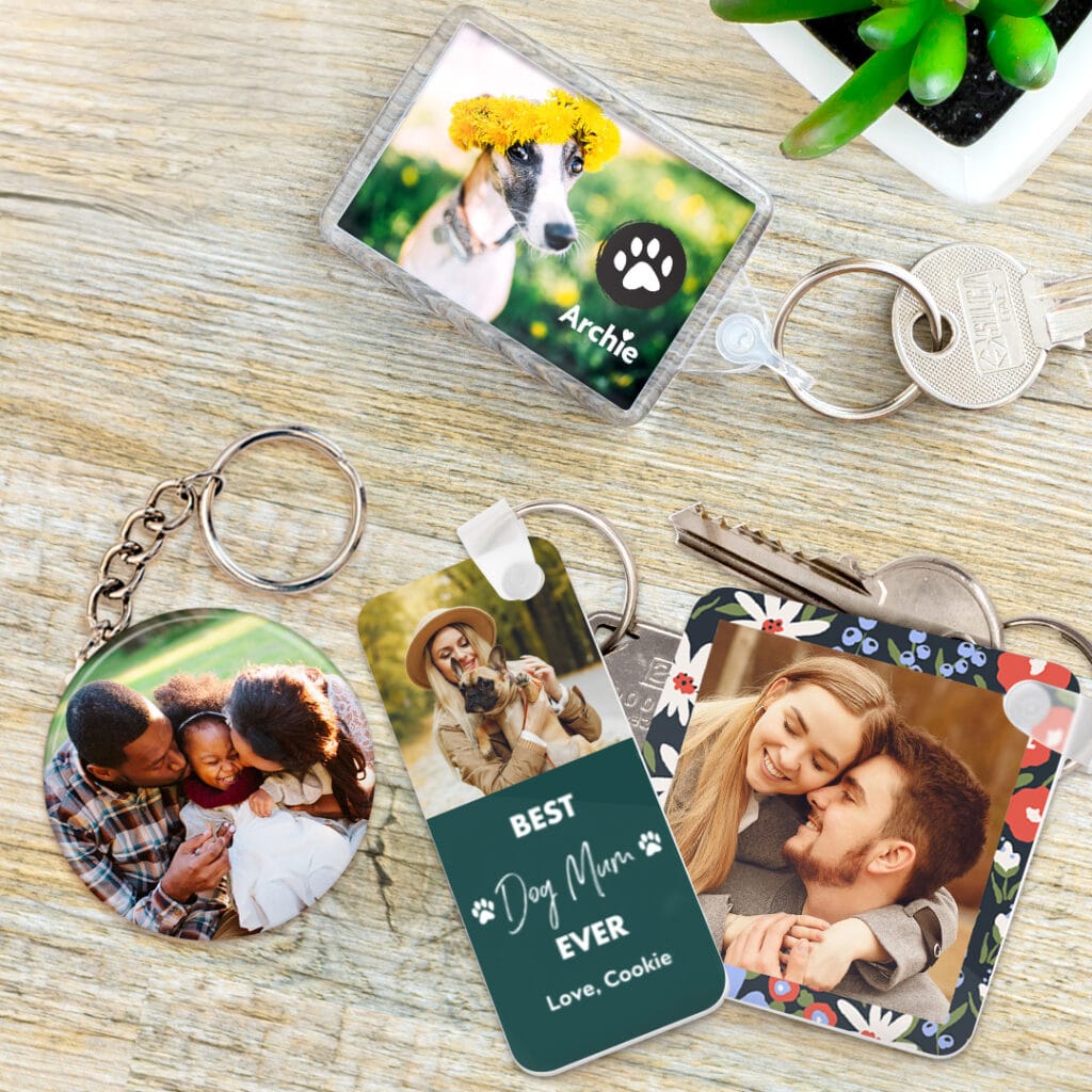 A set of 4 customisable keyrings